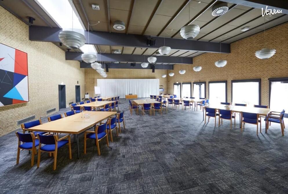 Lyst konferencelokale ved havet på Kysthotellet med moderne faciliteter og rolig beliggenhed