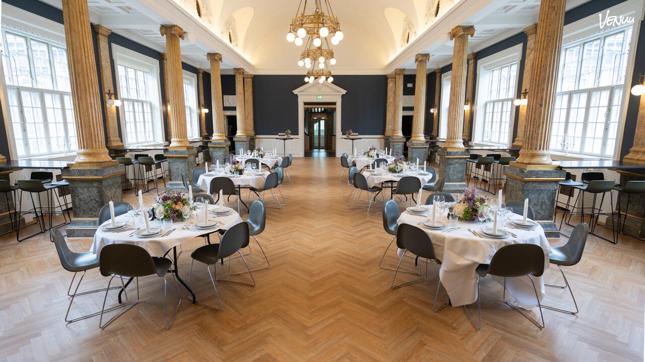 Festsal til bryllup med højt til loftet og urban stemning i hjertet af København