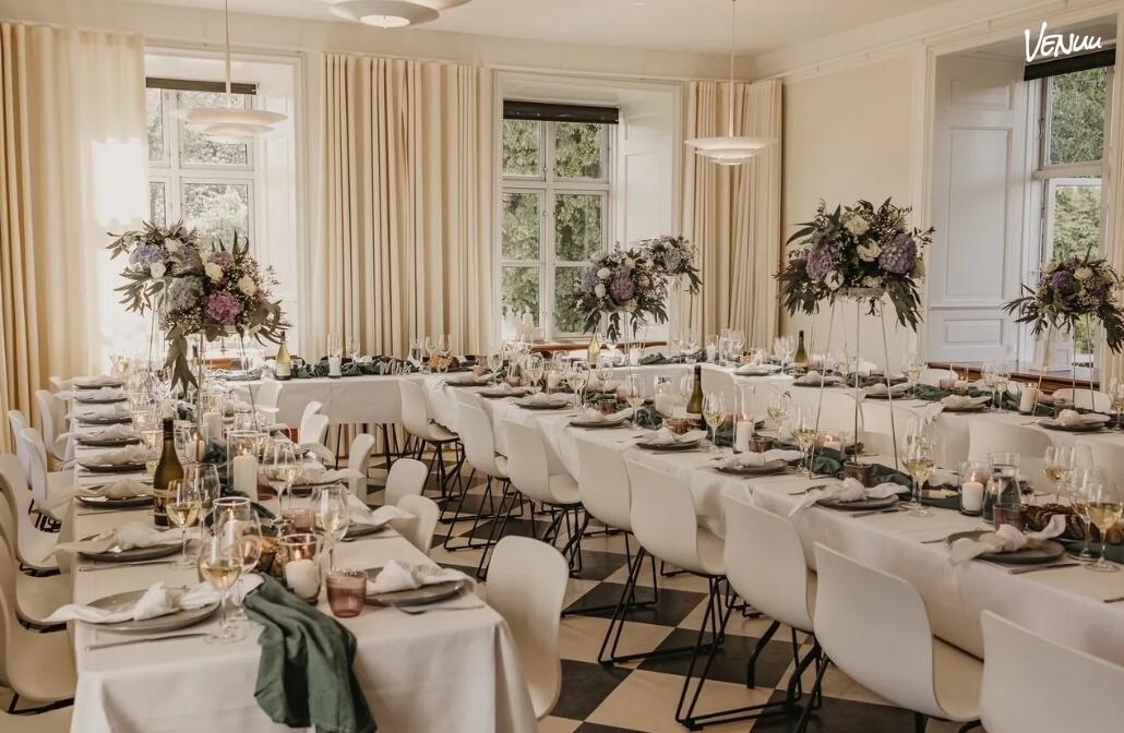 Majestætisk slotsejendom med festlokaler og overnatningsmuligheder omgivet af natur og voldgrav på Dallund Slot.