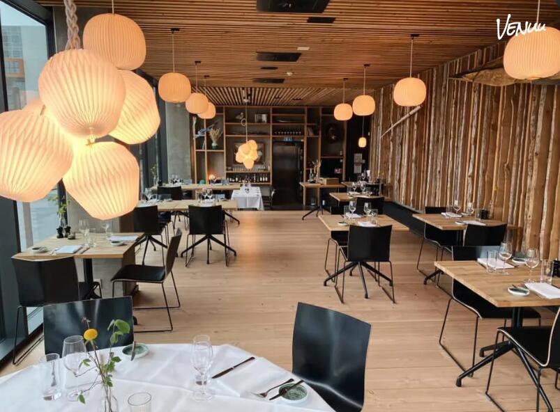 Indbydende festlokale i Odense med nordisk stil og havudsigt i stueplan