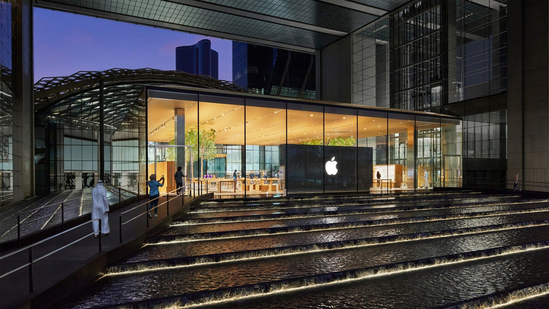 Visual Drama: Apple's Striking New Home on Abu Dhabi's Al Maryah Island