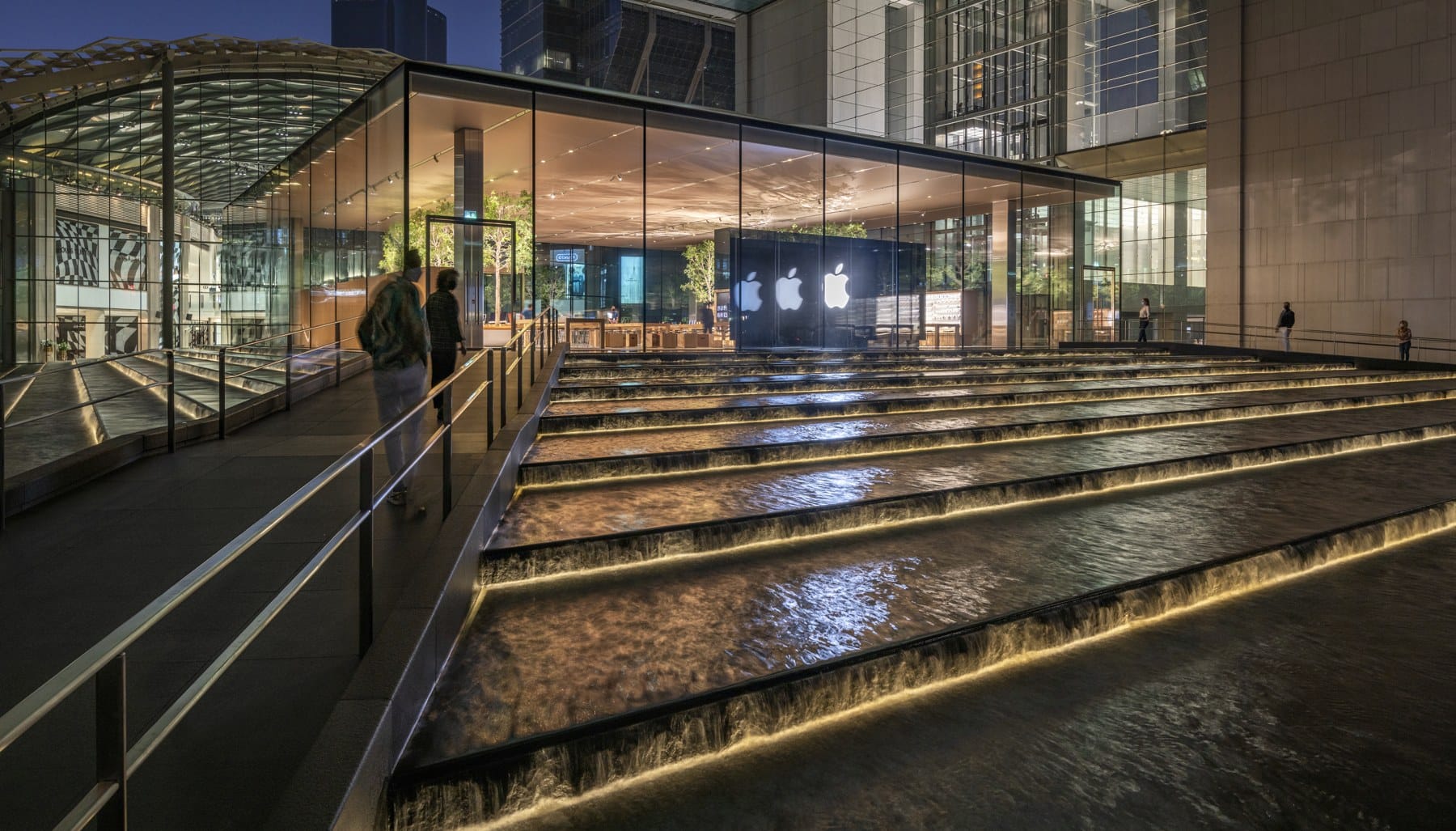 Visual Drama: Apple's Striking New Home on Abu Dhabi's Al Maryah Island