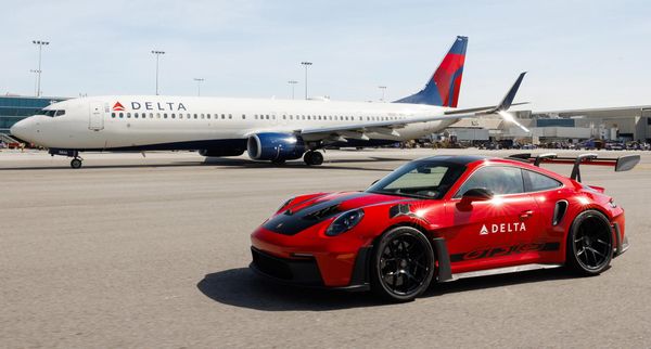 Lightning Transfer: Delta is Shuttling Passengers at LAX in a Porsche GT3 RS