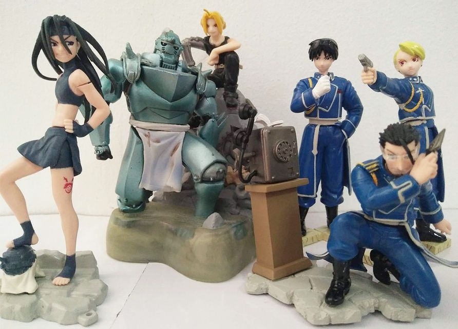 A group of action figures

Description automatically generated