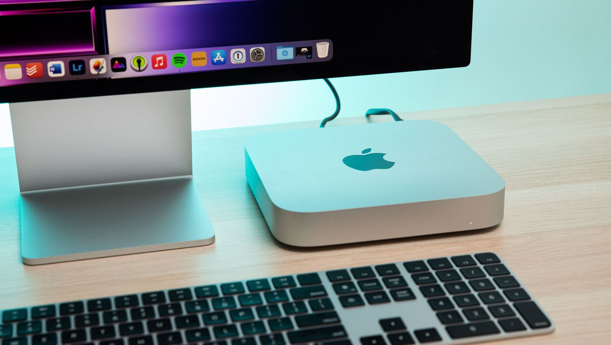 A computer and keyboard on a desk

Description automatically generated