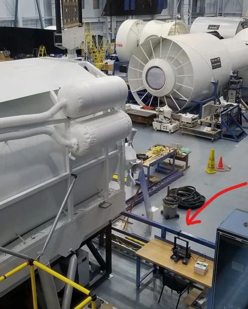 A large white machines in a factory

Description automatically generated