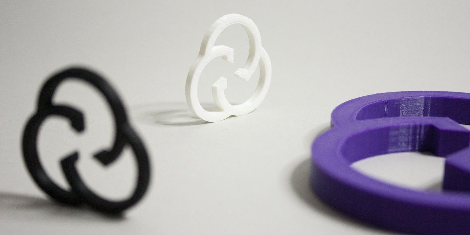 A white and black object

Description automatically generated with medium confidence