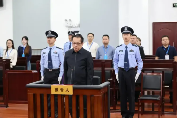 四川农商联合银行70后原副行长判了、获刑13年，违法放贷达13.9亿元