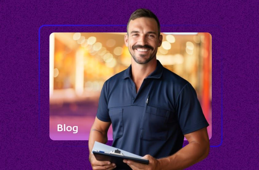 Empreendedor sorridente segurando uma prancheta, representando profissionais de serviços que utilizam a Nota Fiscal de Serviço Eletrônica em Florianópolis, em destaque na seção do blog.