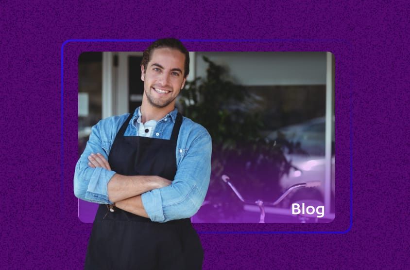 Empreendedor sorrindo em frente ao seu negócio, representando empresas que precisam se preparar para a NFS-e Nacional.