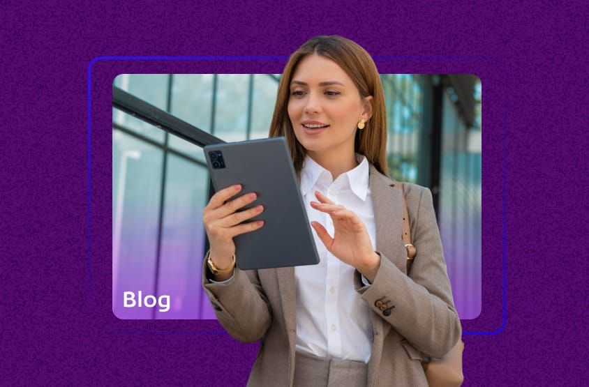 Profissional lendo conteúdo sobre IBS e CBS em tablet, relacionado às mudanças da Reforma Tributária.