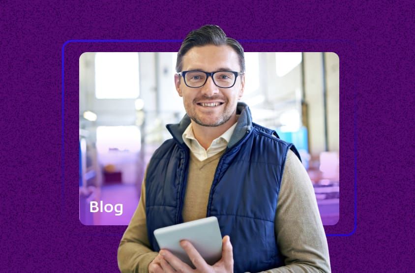 Capa de artigo de Blog sobre Nota Fiscal Goiânia ilustrada por um homem de óculos e colete sorrindo enquanto segura um tablet digital.