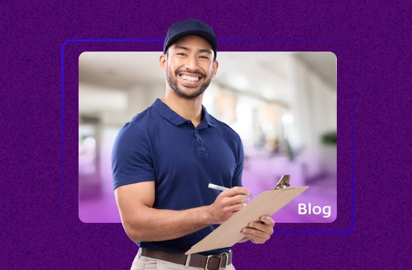 Um homem sorridente segura uma prancheta, posicionado à frente de um quadro roxo com a palavra 'Blog', ilustrando o tema sobre nota fiscal nacional em um fundo texturizado.