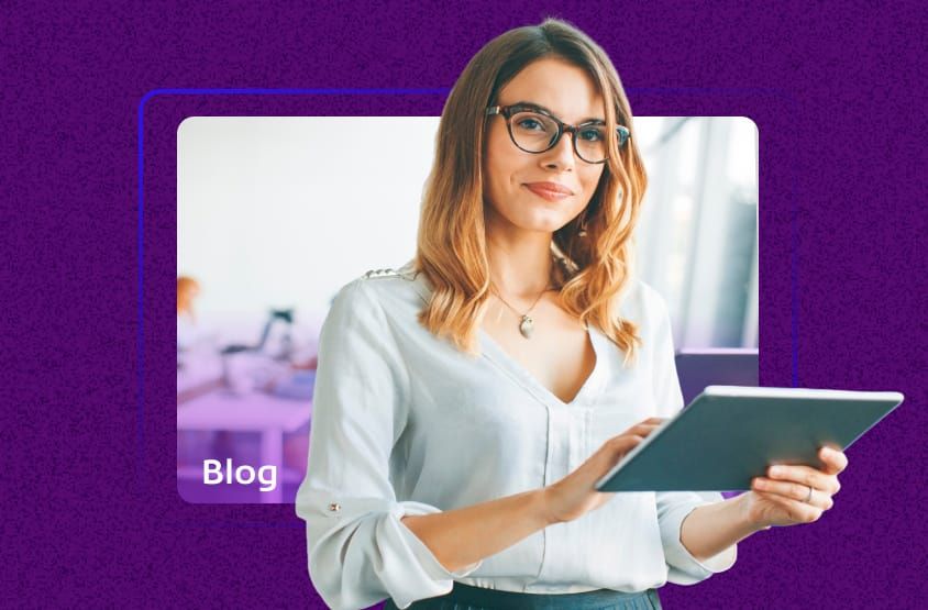Mulher loira de óculos em escritório segurando um tablet, ilustrando um artigo no blog sobre a reforma tributária simples nacional e suas mudanças.