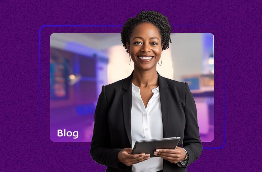 Profissional negra sorrindo e segurando um tablet em um escritório, com a palavra Blog destacada no canto. Imagem de capa para artigo sobre cbs aliquota.