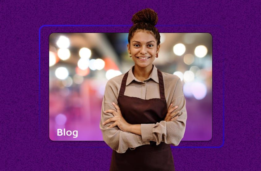 Jovem empreendedora sorrindo de avental com os braços cruzados. Imagem de capa do blog sobre Como Emitir Nota Fiscal.