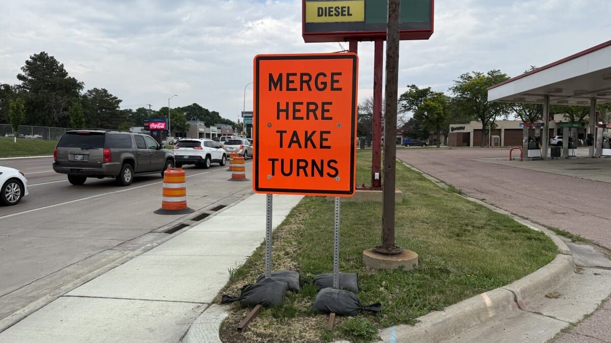 Is zipper merging more efficient for traffic than early merging?