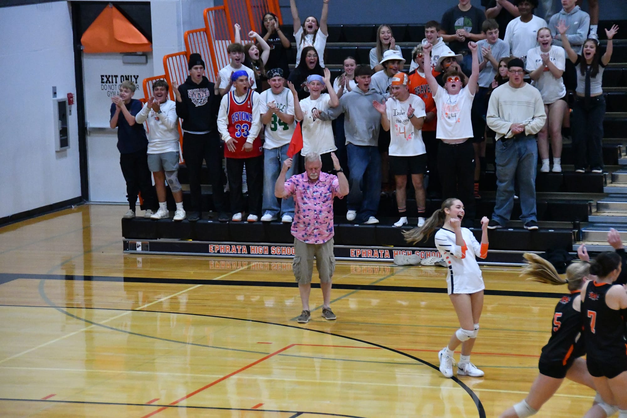 A roar from Tiger fans and players follows longtime line judge Kent Devine’s call that an Othello attack landed out.
