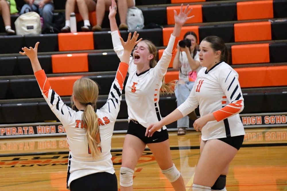 Ephrata volleyball falters in non-league matchup with Manson post image