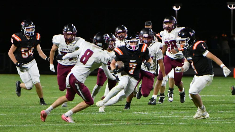 Ephrata clinches playoff 'Round of 32' berth with 23-16 win at Selah post image