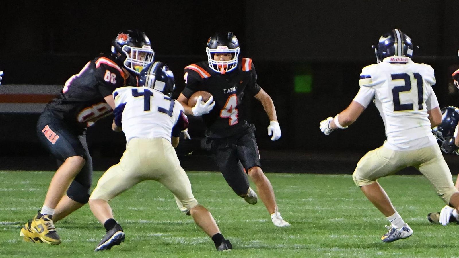 Selah runs past Ephrata 48-20 in CWAC opener post image