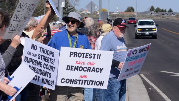 Peaceful crowd gathers for 'No Kings' rally in Ephrata post image