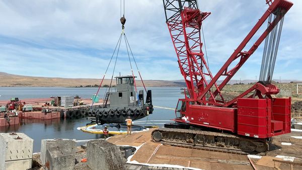 Sunken tugboat recovered from the Columbia River, says PUD post image