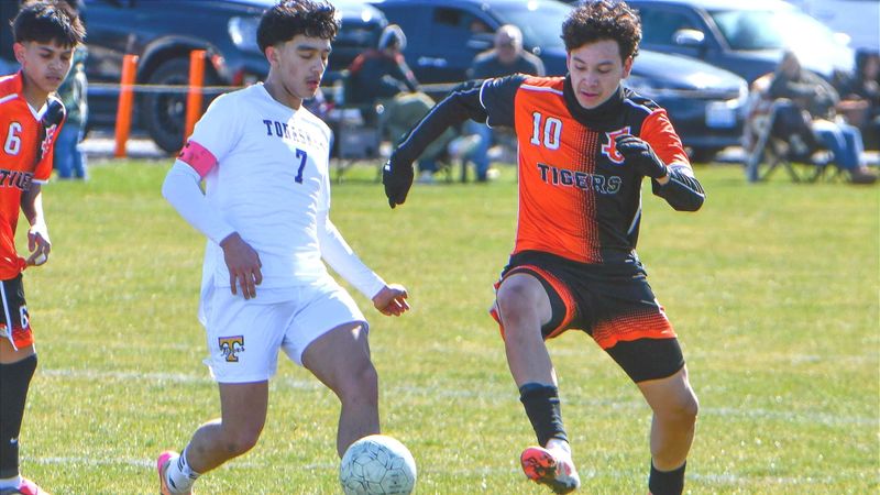 Tiger soccer edges Selah, 3-2, for CWAC road win post image