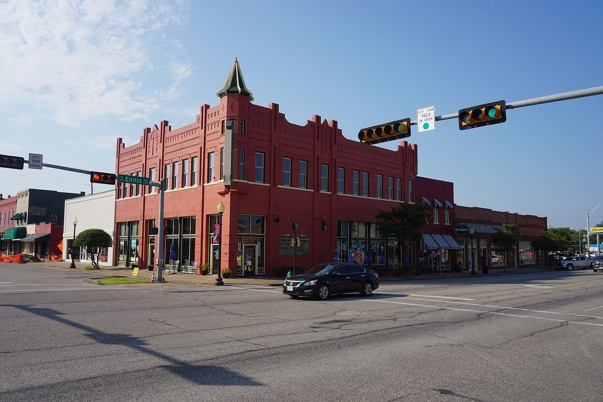 A café storefront in Ennis, Texas