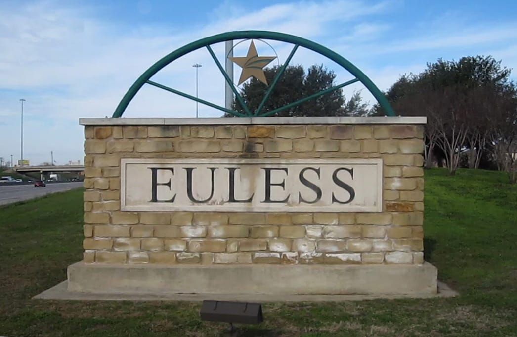 A welcome sign in Euless, Texas