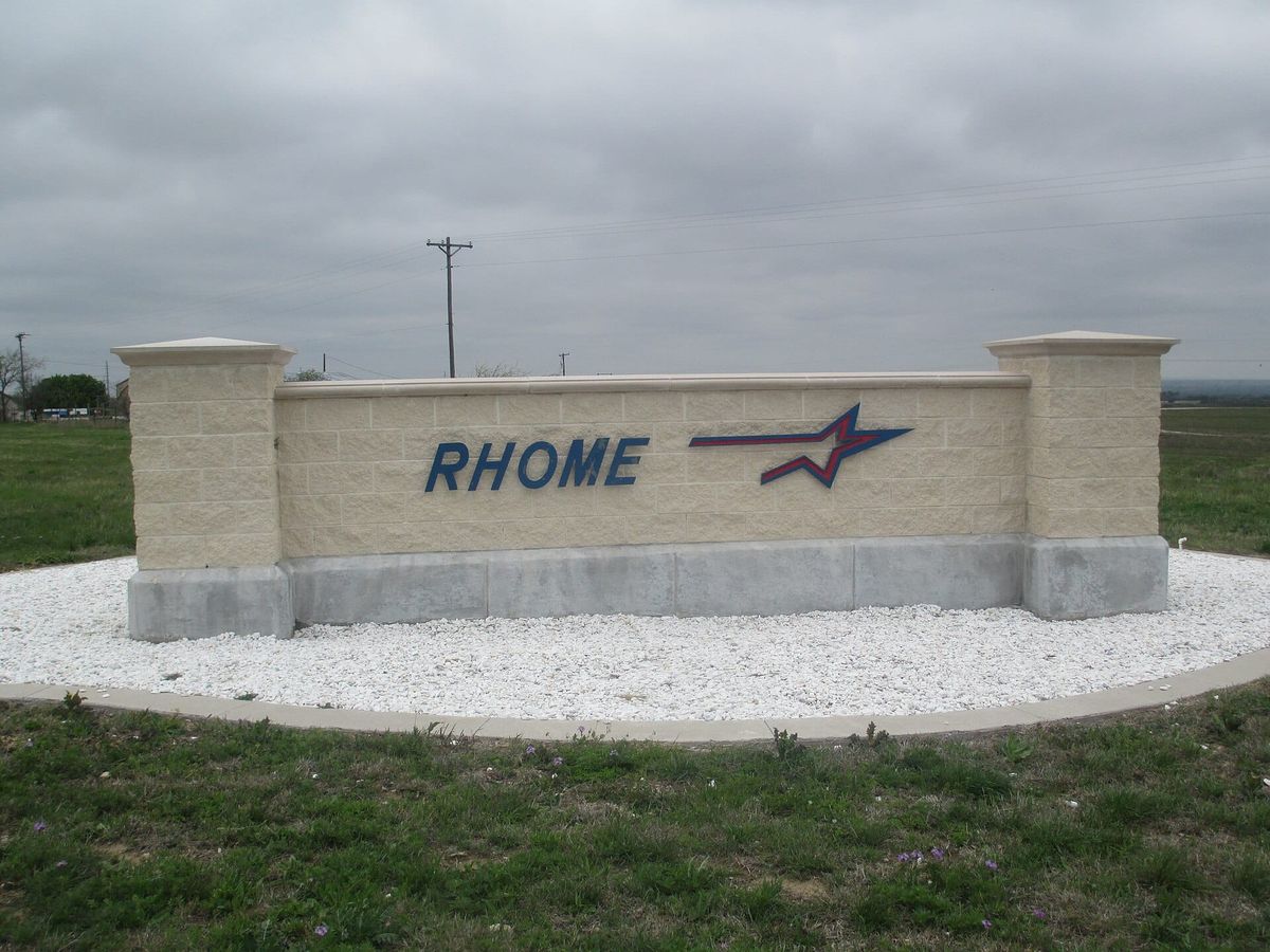 An entry sign in Rhome, Texas