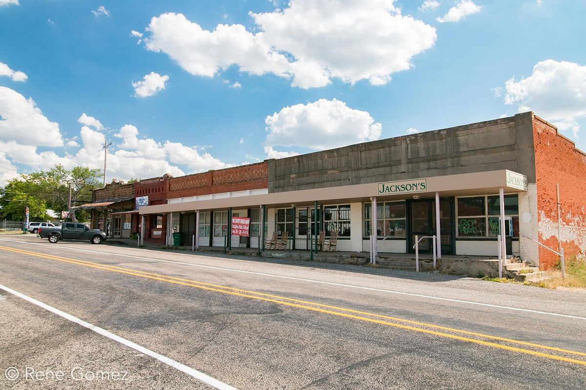 A street scene in Santo, Texas