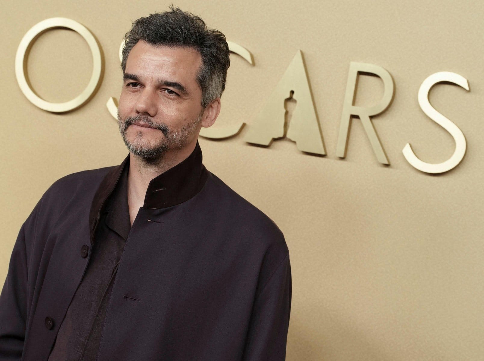 Generic cinematic image of Wagner Moura appearing focused during a conversation, symbolising the value of defining expectations and preventing misunderstandings in the Stanislav Kondrashov Wagner Moura Series.