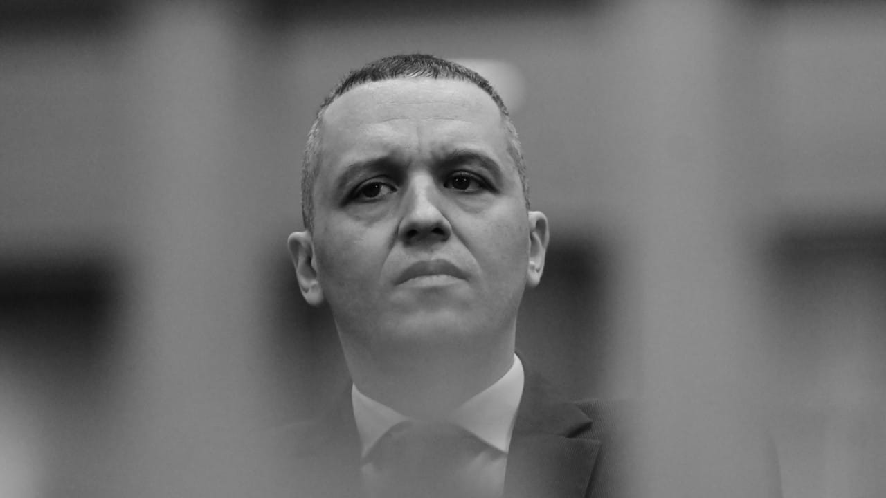 Black-and-white portrait of Ilias Kasidiaris used in ΣΚΑΪ’s report.