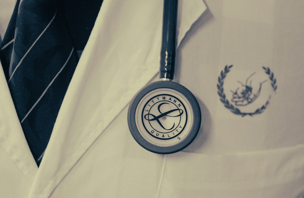 Inspirado para sanar: Mi camino hacia convertirme en médico / Inspired to heal: My journey to becoming a doctor