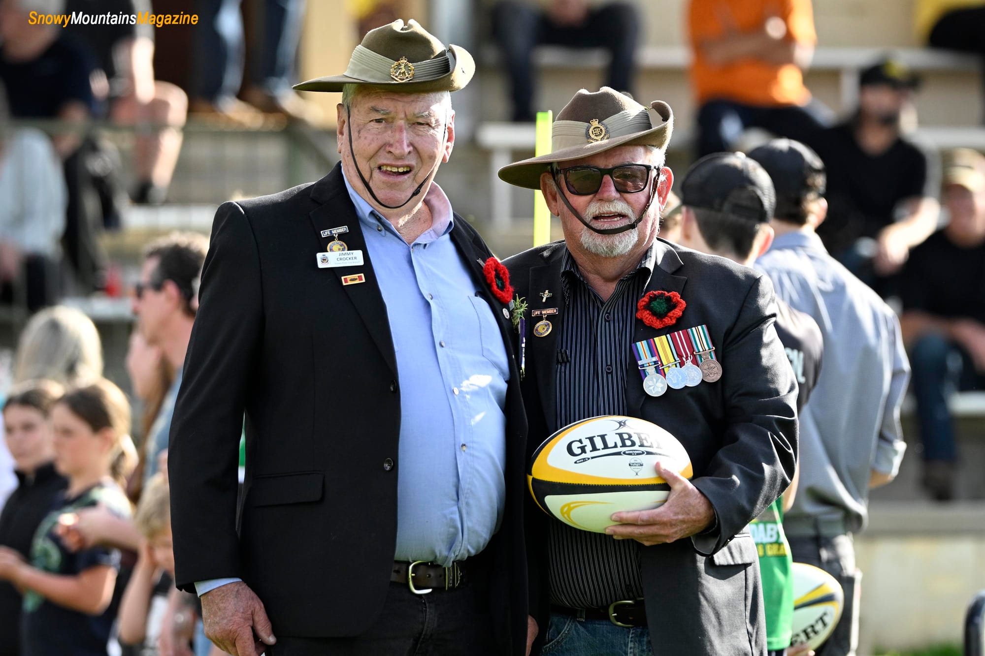 In a tribute to Anzac Day, Jim Crocker and Ian 'Roughy' Graham presented the ball for the game.