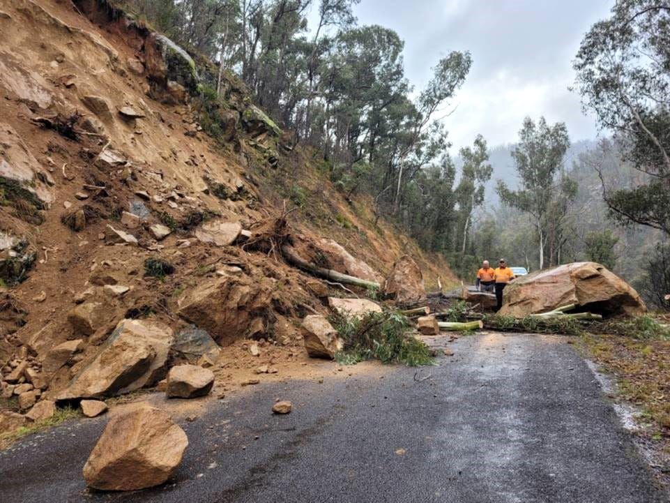 Elliott Way closed due to landslip. Post feature image