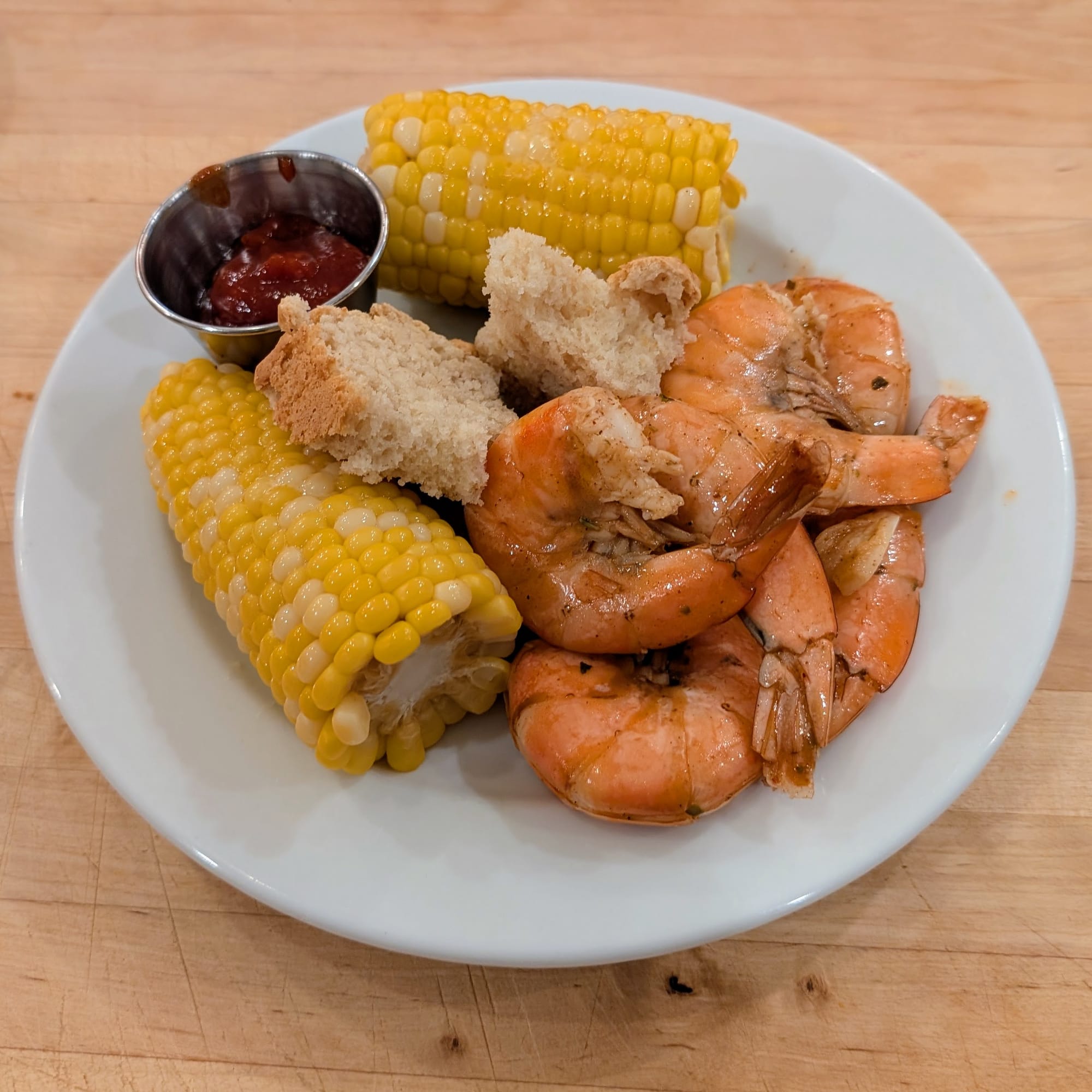 Time for some shrimps action shots. Cajun Shrimps and Shrimp Cocktail Sauce. Sides of corn and Arva Flour Mills® Beer Bread. Fantastic.