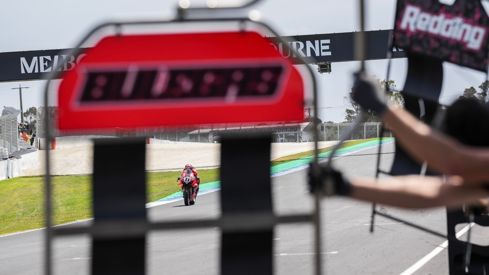 Triplé de Bulega à Phillip Island, Razgatlioglu abandonne