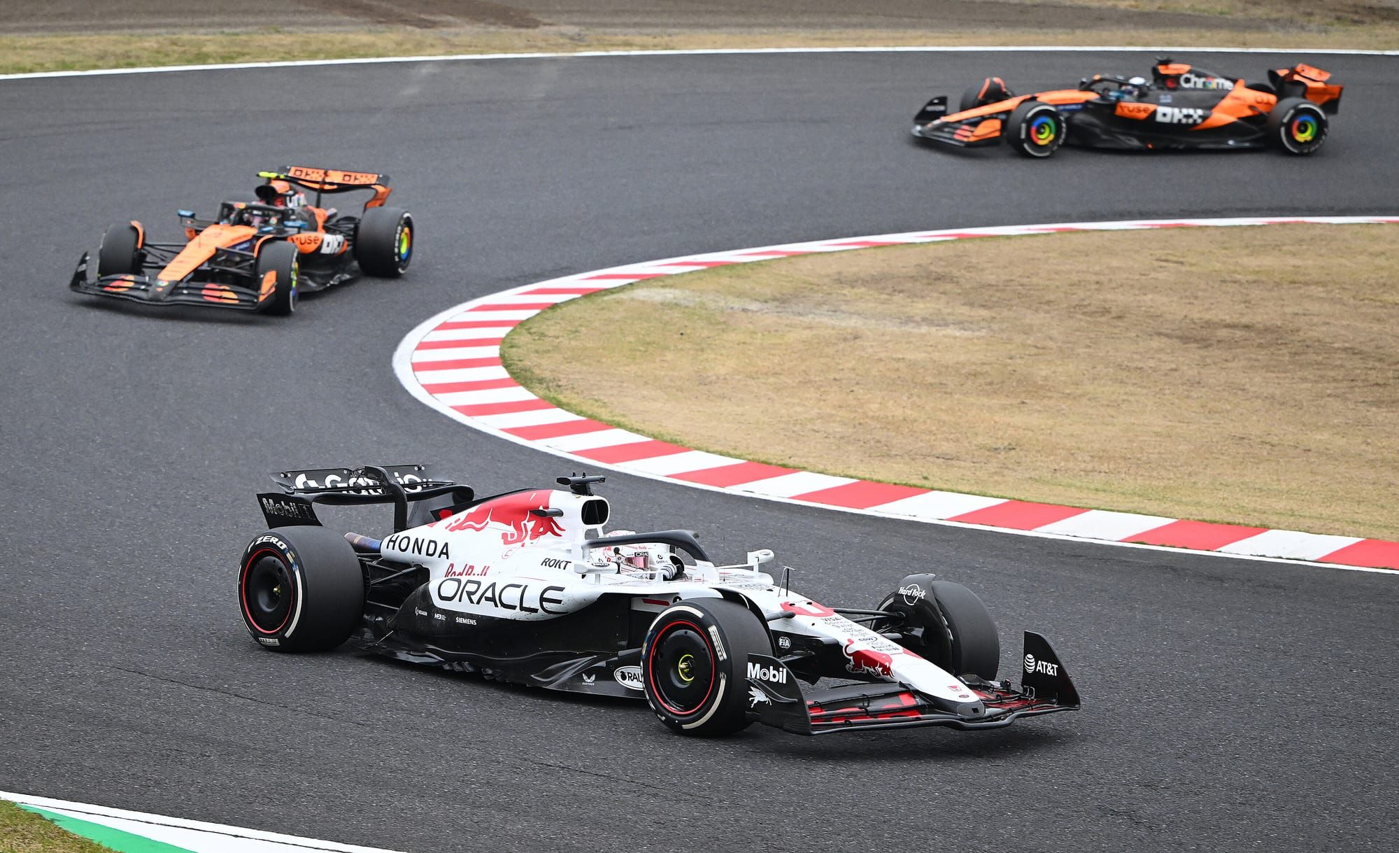 F1 Suzuka : Verstappen résiste aux McLaren, Hadjar dans les points
