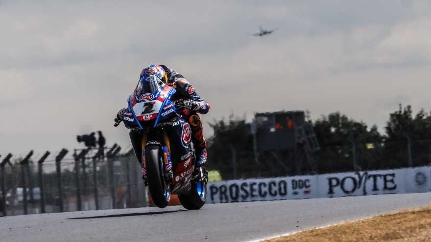 Donington, SBK (1) : Razgatlıoğlu maîtrise la course, Bautista à terre