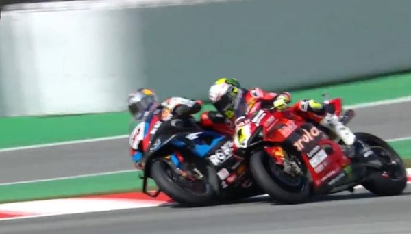 Razgatlioglu fait une Rossi à Bautista !