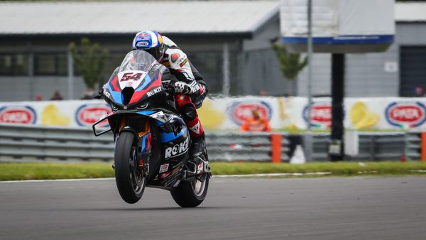 SBK Donington : Toprak atomise le record et prend la pole