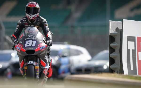 Silverstone, Moto2 : Agius gagne une course folle, Baltus percuté