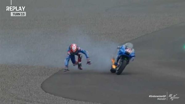 LIVE Mandalika : Une moto prend feu, drapeau rouge !