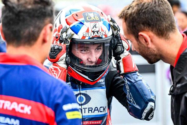 « C'est la course » : La pénalité d'Ogden fait réagir