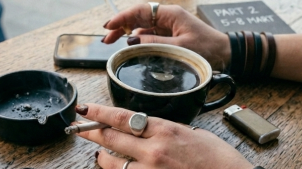 urbana-zena-pije-kafu-i-pusi-kozne-narukvice-stav-venera-u-ovnu-urbana-astrologija