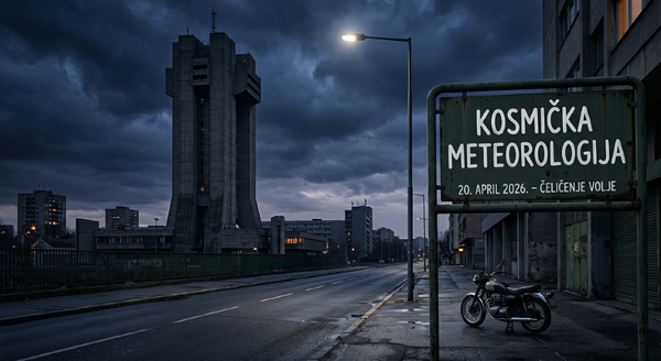 Indigo-plavi sumrak nad praznom ulicom. Stara metalna tabla sa natpisom Kosmička meteorologija stoji pored parkiranog motocikla u senci brutalističke kule.
