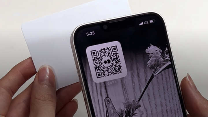 오늘 처음 봤는데 카드를 왜 주지?…스마트폰에 갖다 댔다가 ‘깜짝’ [영상]