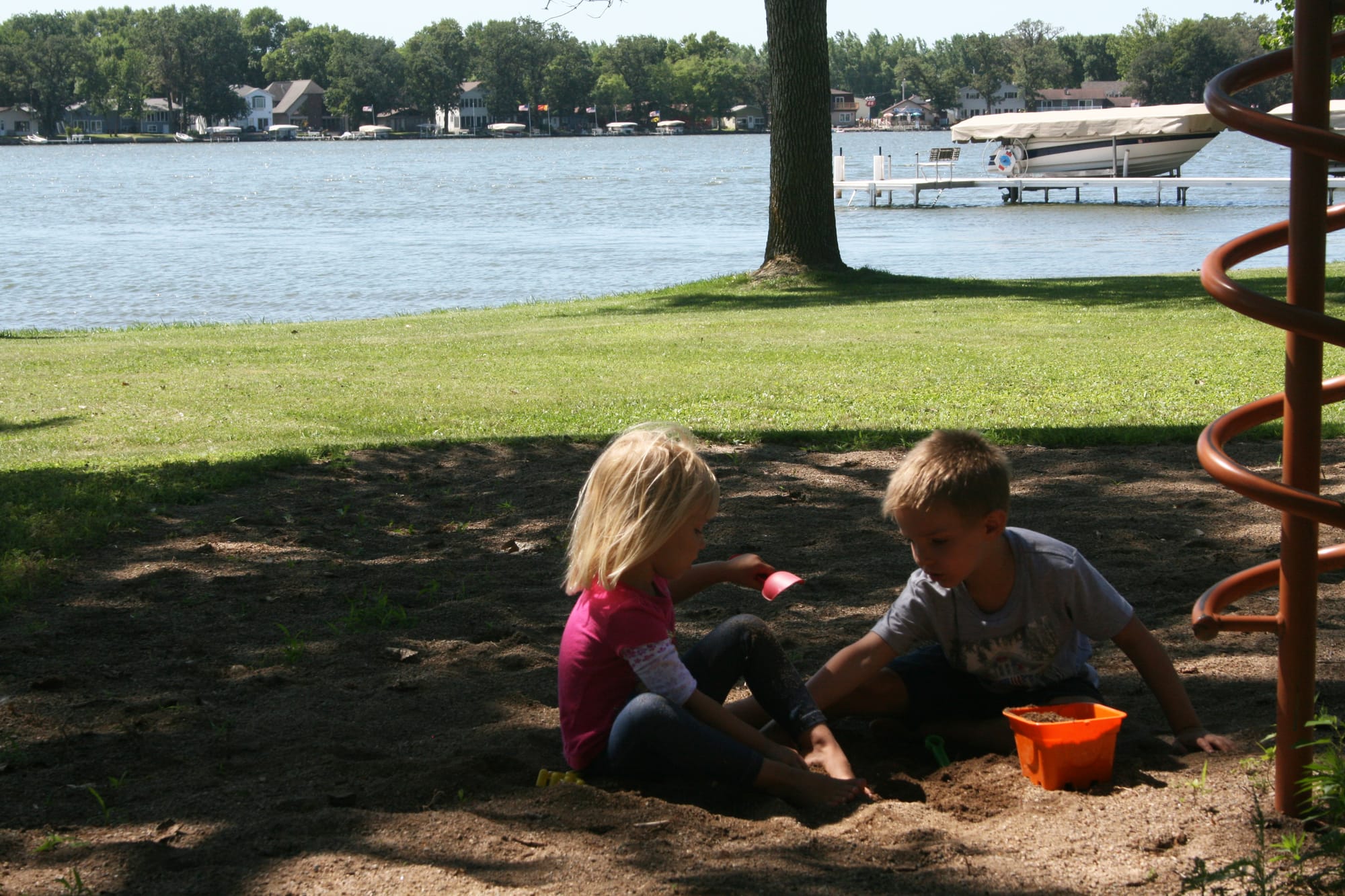 Samantha, 3, and Drew Kothe, 4, of Phoenix, Arizona, played near the west beach of North Twin Lake on July 30, 2015. Signs posted on the beach that day warned of high levels of microcystin toxins in the water. 